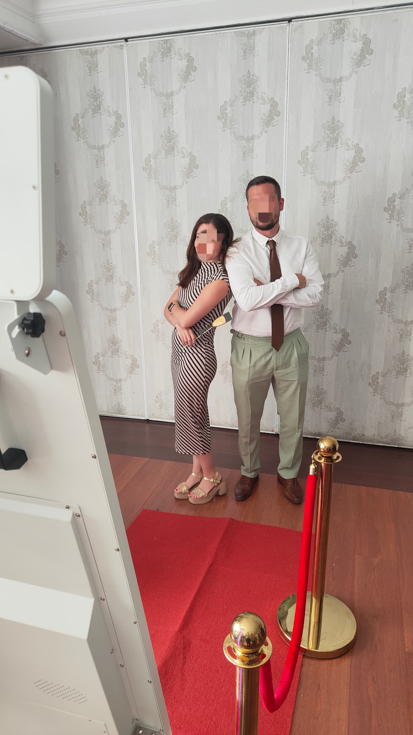 Una pareja posando delante del espejo