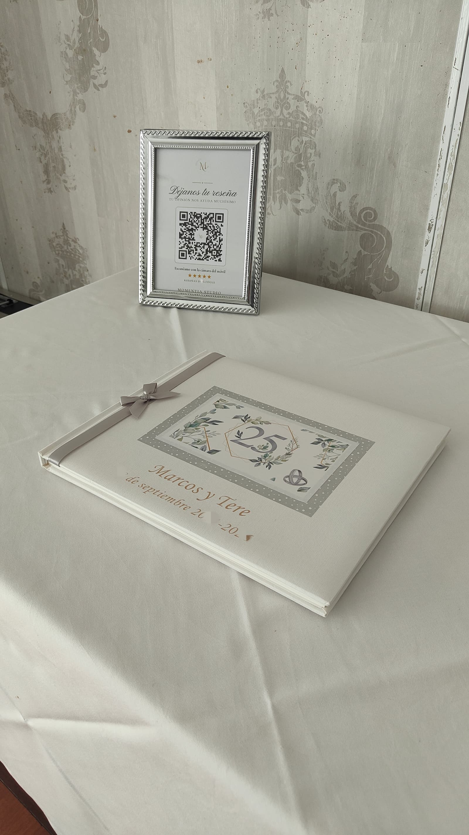 El álbum de firmas personalizado con los nombres y la fecha