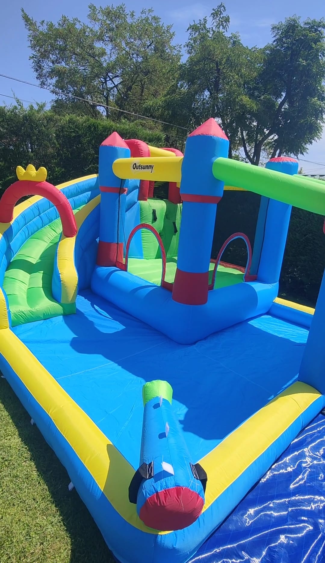 Zona de saltos y piscina del castillo hinchable